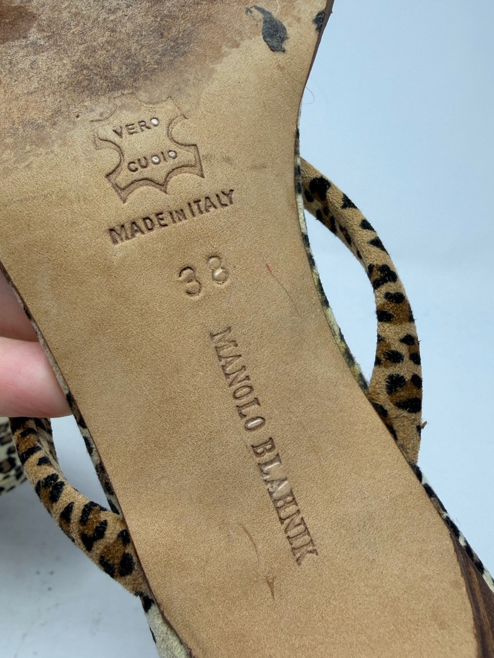 Vintage Manolo Blahnik Leopard Print Thong Kitten Heel Sandals Womens EU 38 - Picture 11 of 11